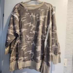 Blakeley Designs Women's Camouflage Sweatshirt Size L/XL BNWOT